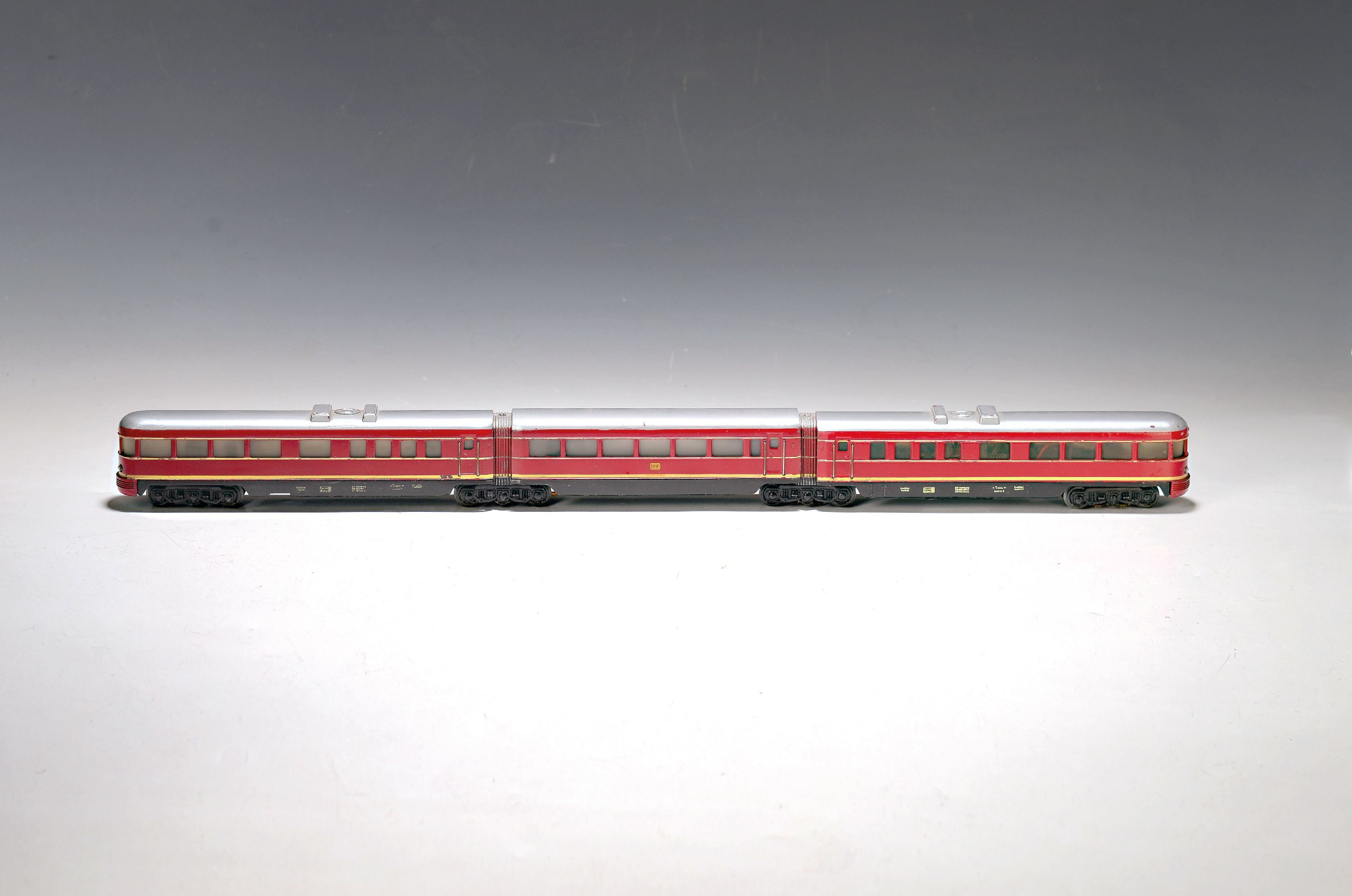 Märklin, Spur H0, 3025 Schnelltriebwagen DB, 1950er-Jahre, dreiteiliges Guß-Gehäuse, rot, beidseitige und Innenbeleuchtung, OVP mit rotem ...