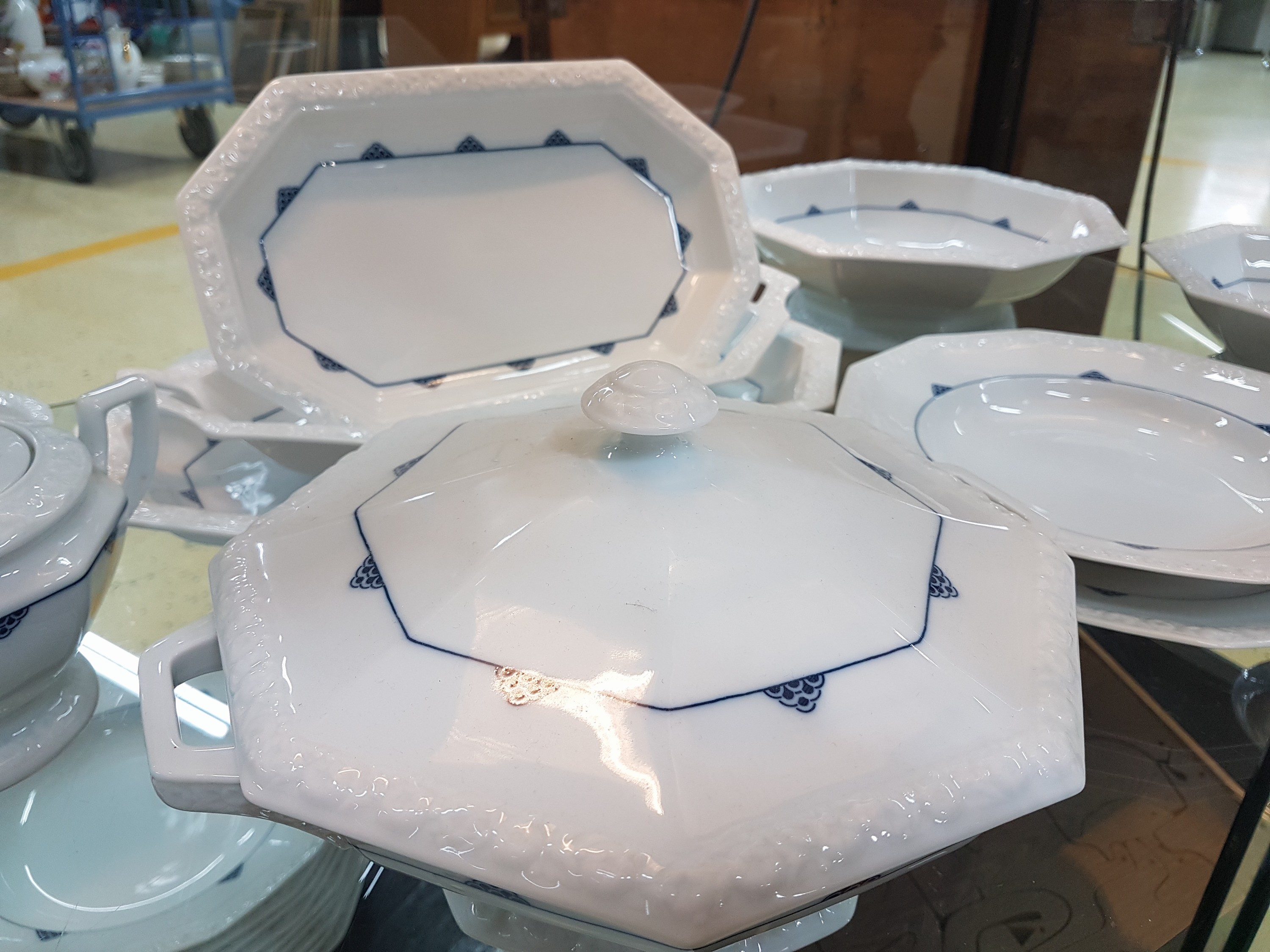 Detail b: Speiseservice Maria mit blauem Schuppendekor, Rosenthal, 20.Jh., Porzellan, Fahne mit Reliefzier, 14 Speiseteller D. 24,5cm, 10 Suppenteller D. ...