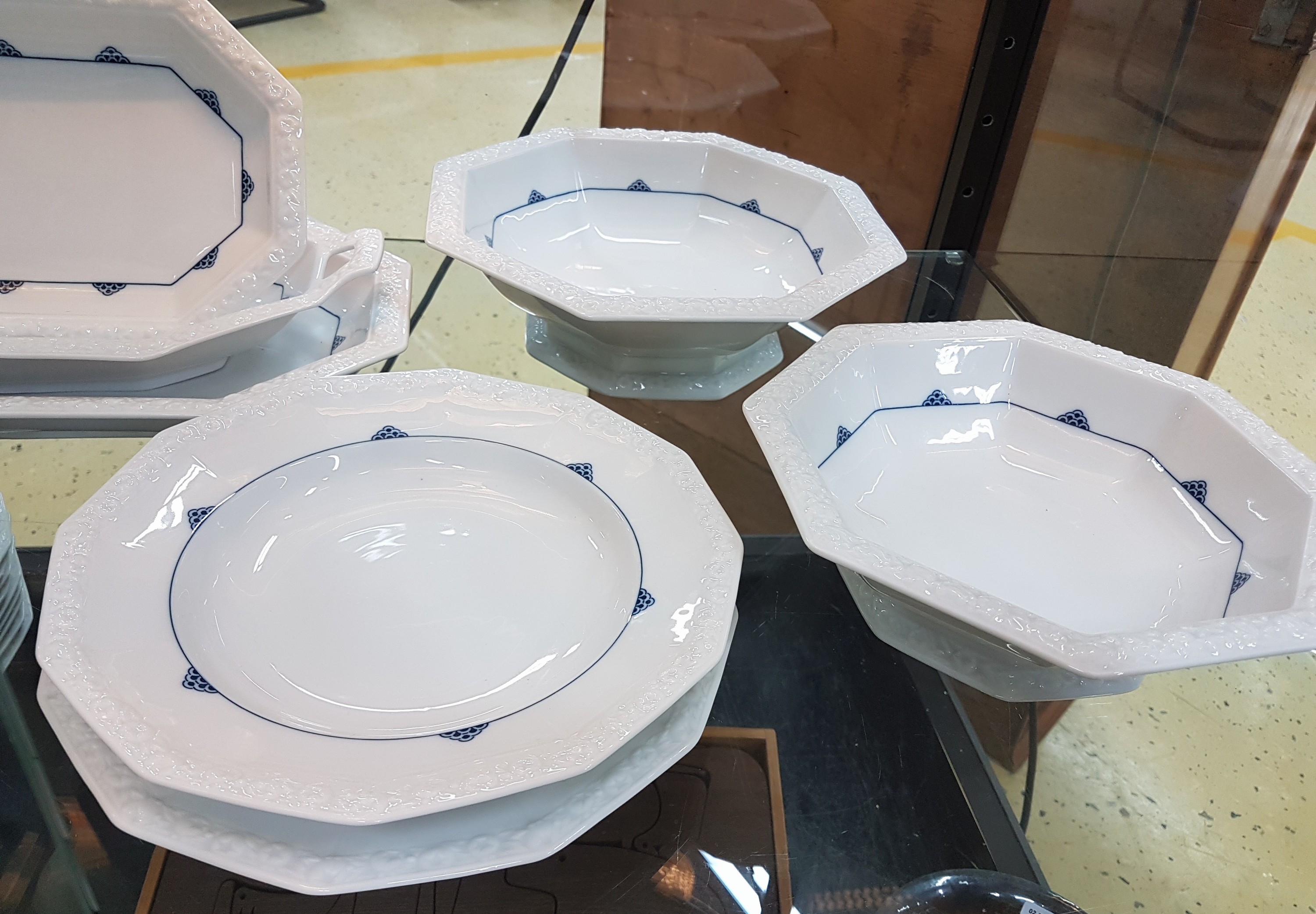 Detail c: Speiseservice Maria mit blauem Schuppendekor, Rosenthal, 20.Jh., Porzellan, Fahne mit Reliefzier, 14 Speiseteller D. 24,5cm, 10 Suppenteller D. ...