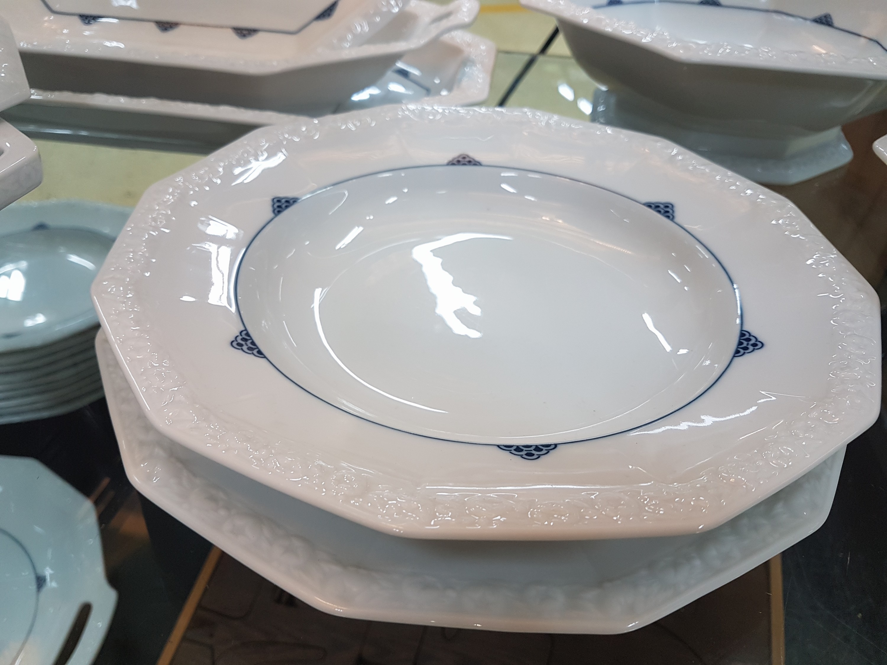 Detail d: Speiseservice Maria mit blauem Schuppendekor, Rosenthal, 20.Jh., Porzellan, Fahne mit Reliefzier, 14 Speiseteller D. 24,5cm, 10 Suppenteller D. ...