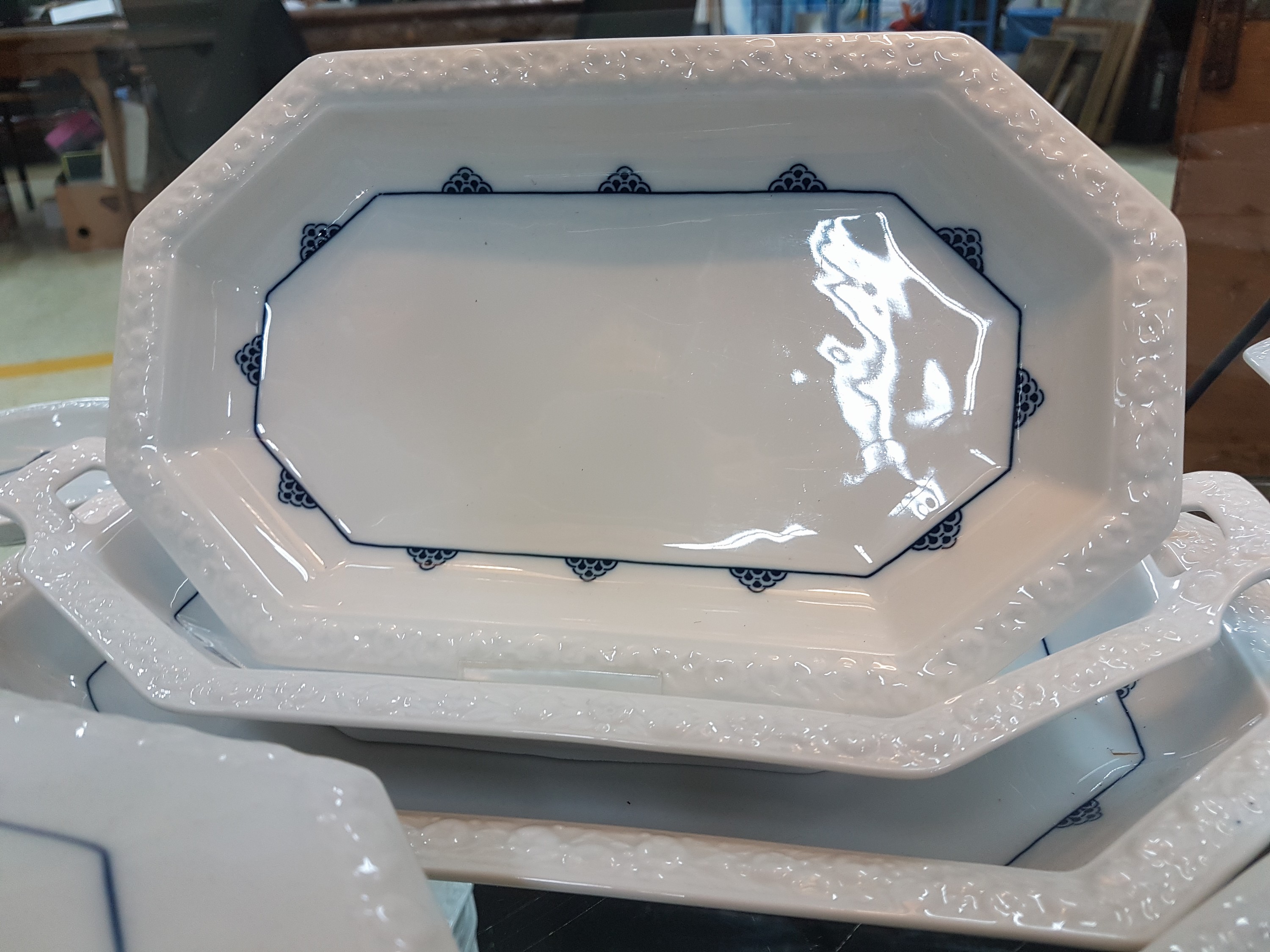 Detail e: Speiseservice Maria mit blauem Schuppendekor, Rosenthal, 20.Jh., Porzellan, Fahne mit Reliefzier, 14 Speiseteller D. 24,5cm, 10 Suppenteller D. ...