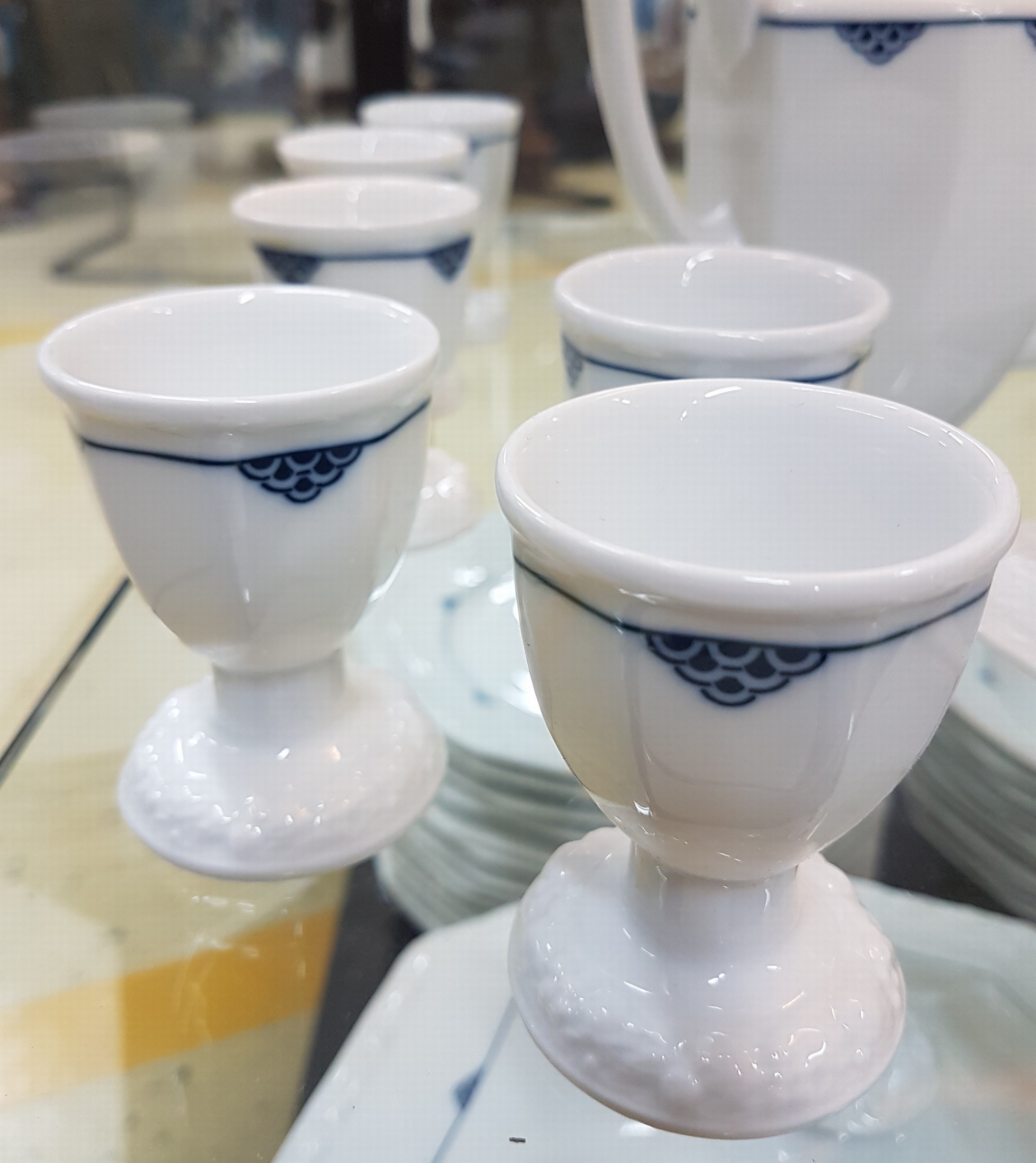 Detail f: Speiseservice Maria mit blauem Schuppendekor, Rosenthal, 20.Jh., Porzellan, Fahne mit Reliefzier, 14 Speiseteller D. 24,5cm, 10 Suppenteller D. ...
