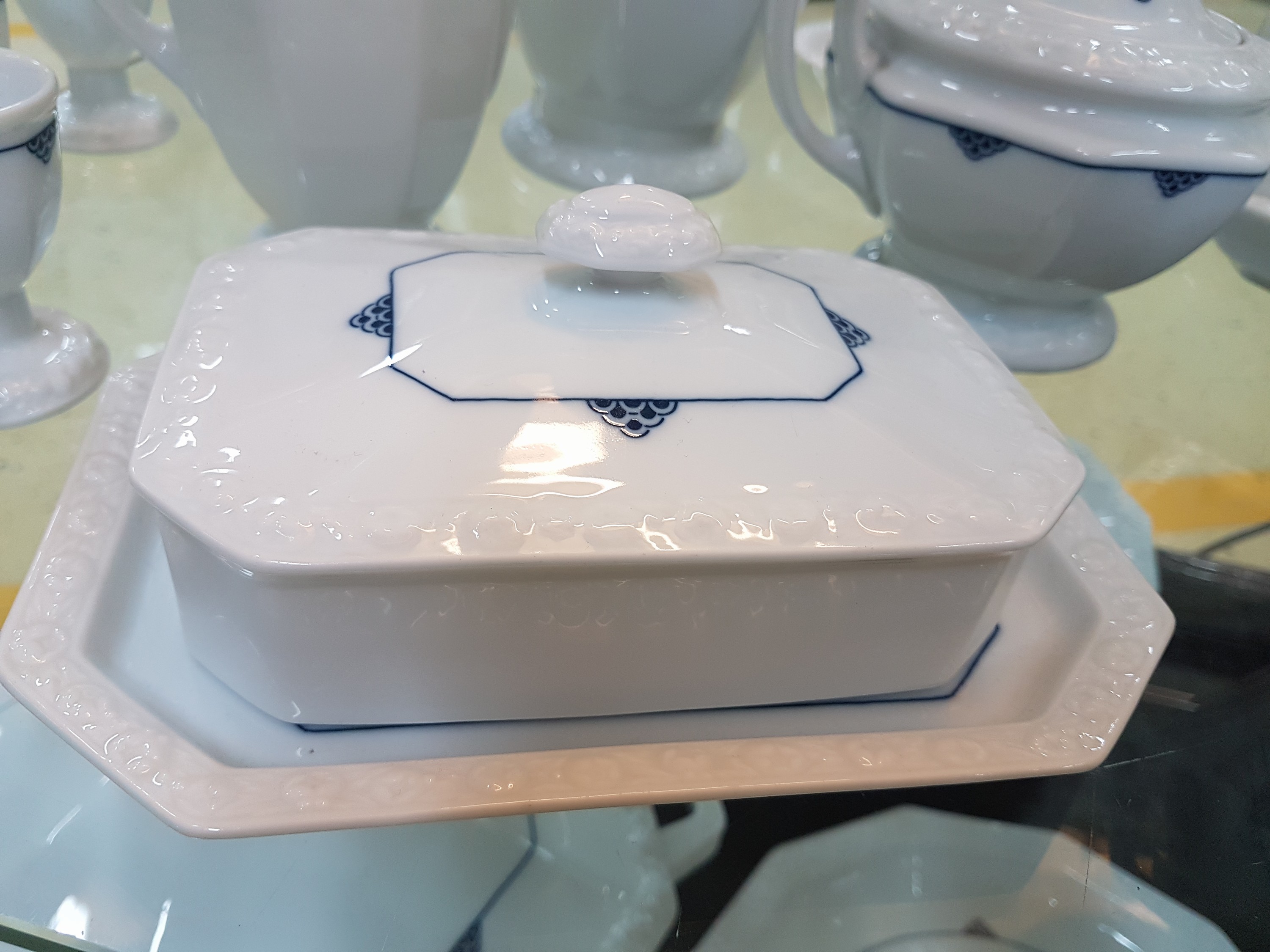 Detail i: Speiseservice Maria mit blauem Schuppendekor, Rosenthal, 20.Jh., Porzellan, Fahne mit Reliefzier, 14 Speiseteller D. 24,5cm, 10 Suppenteller D. ...