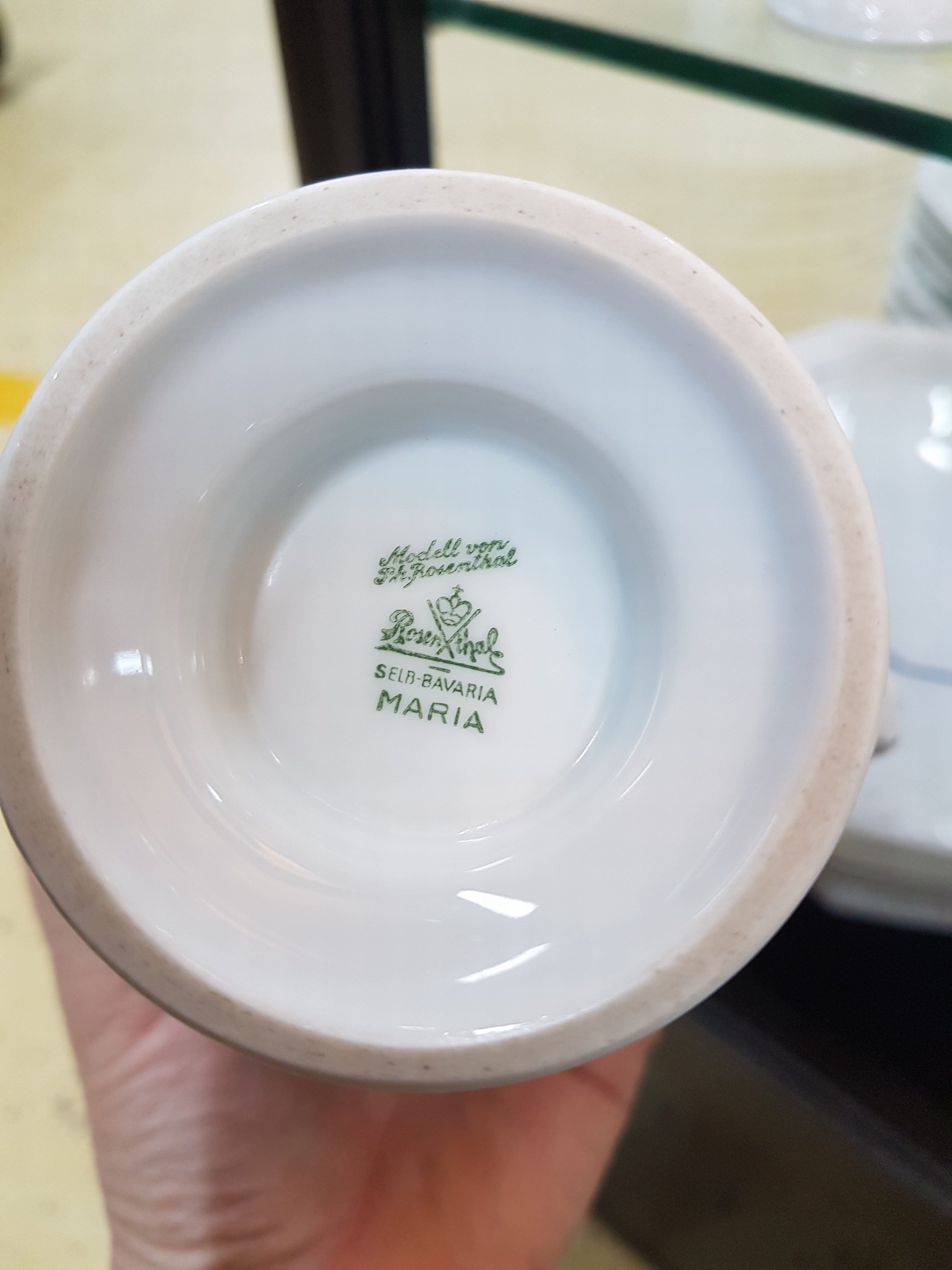 Detail j: Speiseservice Maria mit blauem Schuppendekor, Rosenthal, 20.Jh., Porzellan, Fahne mit Reliefzier, 14 Speiseteller D. 24,5cm, 10 Suppenteller D. ...