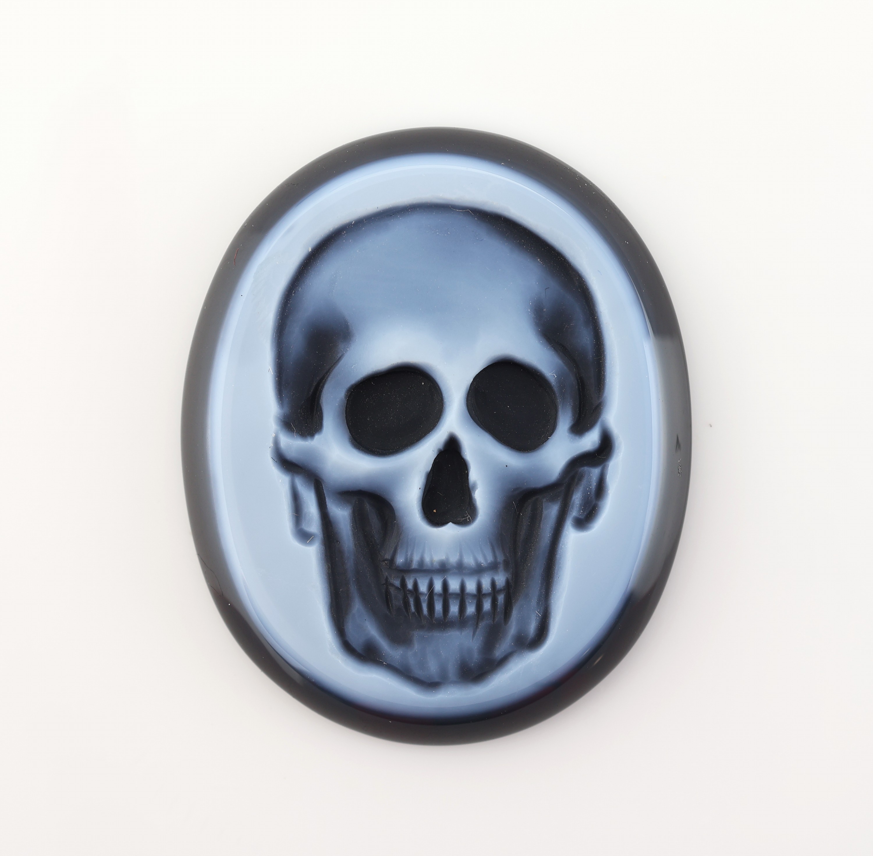 Image 27046388 - Gravurplatte aus Lagenachat, schwarzer Lagenachat mit Totenkopf, feine Gravur, L. ca.3 cm