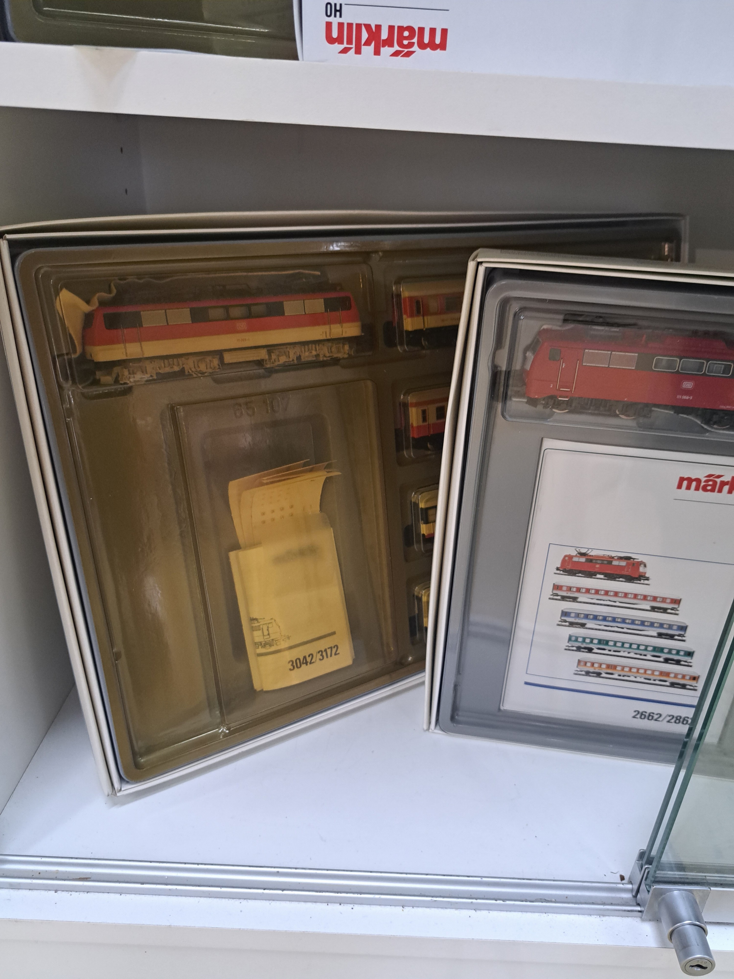 Detail g: Konvolut Zugsets, Märklin, Spur H0, 1980/90er -Jahre, 2854 Mannesmann-Röhrenzug mit BR 86 (1981), 2859 Demonstrations-Zug Design-Studie der DB ...
