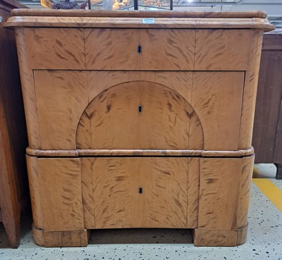 27046381a - Kleine spätklassizistische Kommode, 19.Jh., Birkenfurnier, 3 Schubladen, 1 Schlüssel, ...