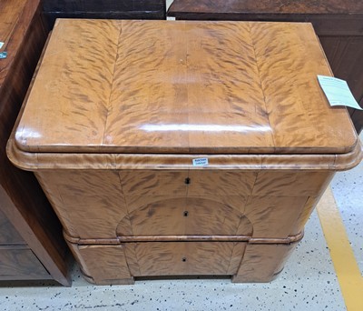 27046381b - Kleine spätklassizistische Kommode, 19.Jh., Birkenfurnier, 3 Schubladen, 1 Schlüssel, ...