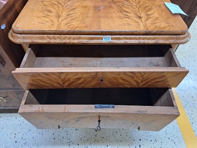 27046381c - Kleine spätklassizistische Kommode, 19.Jh., Birkenfurnier, 3 Schubladen, 1 Schlüssel, ...