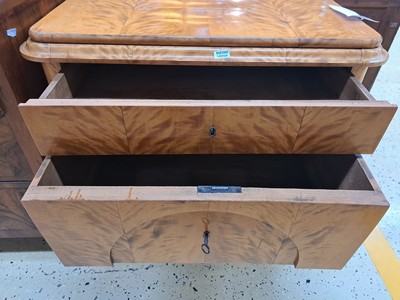 27046381d - Kleine spätklassizistische Kommode, 19.Jh., Birkenfurnier, 3 Schubladen, 1 Schlüssel, ...