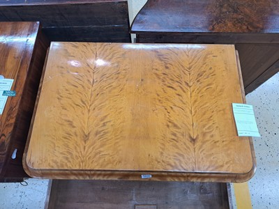 27046381e - Kleine spätklassizistische Kommode, 19.Jh., Birkenfurnier, 3 Schubladen, 1 Schlüssel, ...