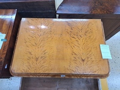 27046381f - Kleine spätklassizistische Kommode, 19.Jh., Birkenfurnier, 3 Schubladen, 1 Schlüssel, ...