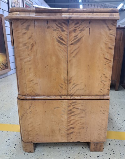 27046381g - Kleine spätklassizistische Kommode, 19.Jh., Birkenfurnier, 3 Schubladen, 1 Schlüssel, ...