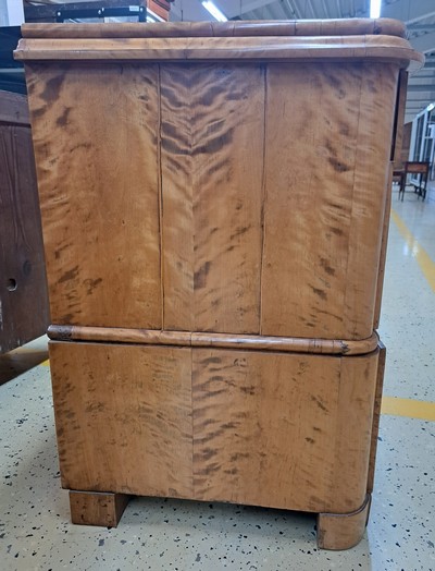 27046381h - Kleine spätklassizistische Kommode, 19.Jh., Birkenfurnier, 3 Schubladen, 1 Schlüssel, ...