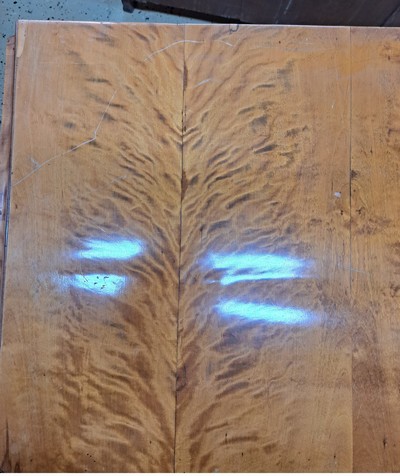 27046381i - Kleine spätklassizistische Kommode, 19.Jh., Birkenfurnier, 3 Schubladen, 1 Schlüssel, ...