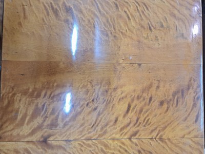 27046381j - Kleine spätklassizistische Kommode, 19.Jh., Birkenfurnier, 3 Schubladen, 1 Schlüssel, ...