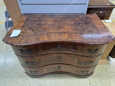 27046382a - Barockkommode, um 1740/50, Nußbaumfurnier, 3 Schubladen, doppelt geschweift, ...