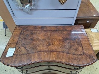 27046382b - Barockkommode, um 1740/50, Nußbaumfurnier, 3 Schubladen, doppelt geschweift, ...