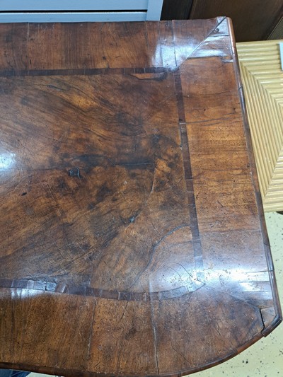 27046382c - Barockkommode, um 1740/50, Nußbaumfurnier, 3 Schubladen, doppelt geschweift, ...