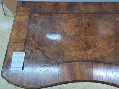 27046382d - Barockkommode, um 1740/50, Nußbaumfurnier, 3 Schubladen, doppelt geschweift, ...