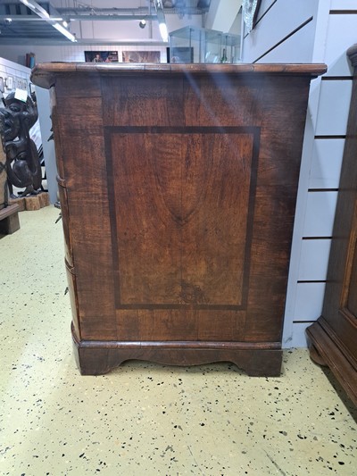 27046382e - Barockkommode, um 1740/50, Nußbaumfurnier, 3 Schubladen, doppelt geschweift, ...