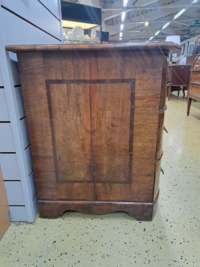 27046382f - Barockkommode, um 1740/50, Nußbaumfurnier, 3 Schubladen, doppelt geschweift, ...