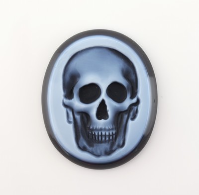 Image Gravurplatte aus Lagenachat, schwarzer Lagenachat mit Totenkopf, feine Gravur, L. ca.3 cm