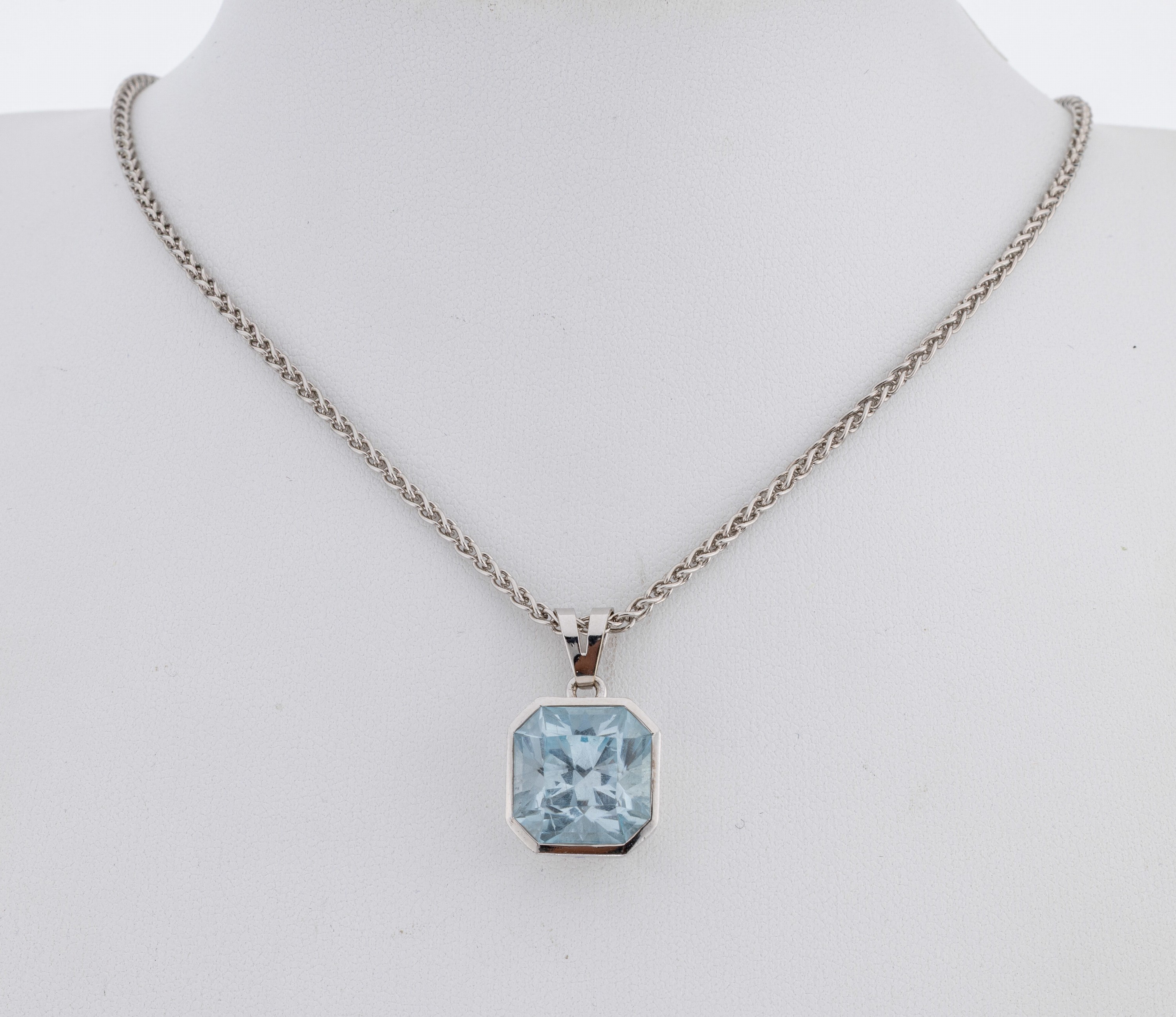 Image 27046410 - 14 kt gold topaz-pendant , WG 585/000, octagonal bevelled blue topaz (treated) approx. ...