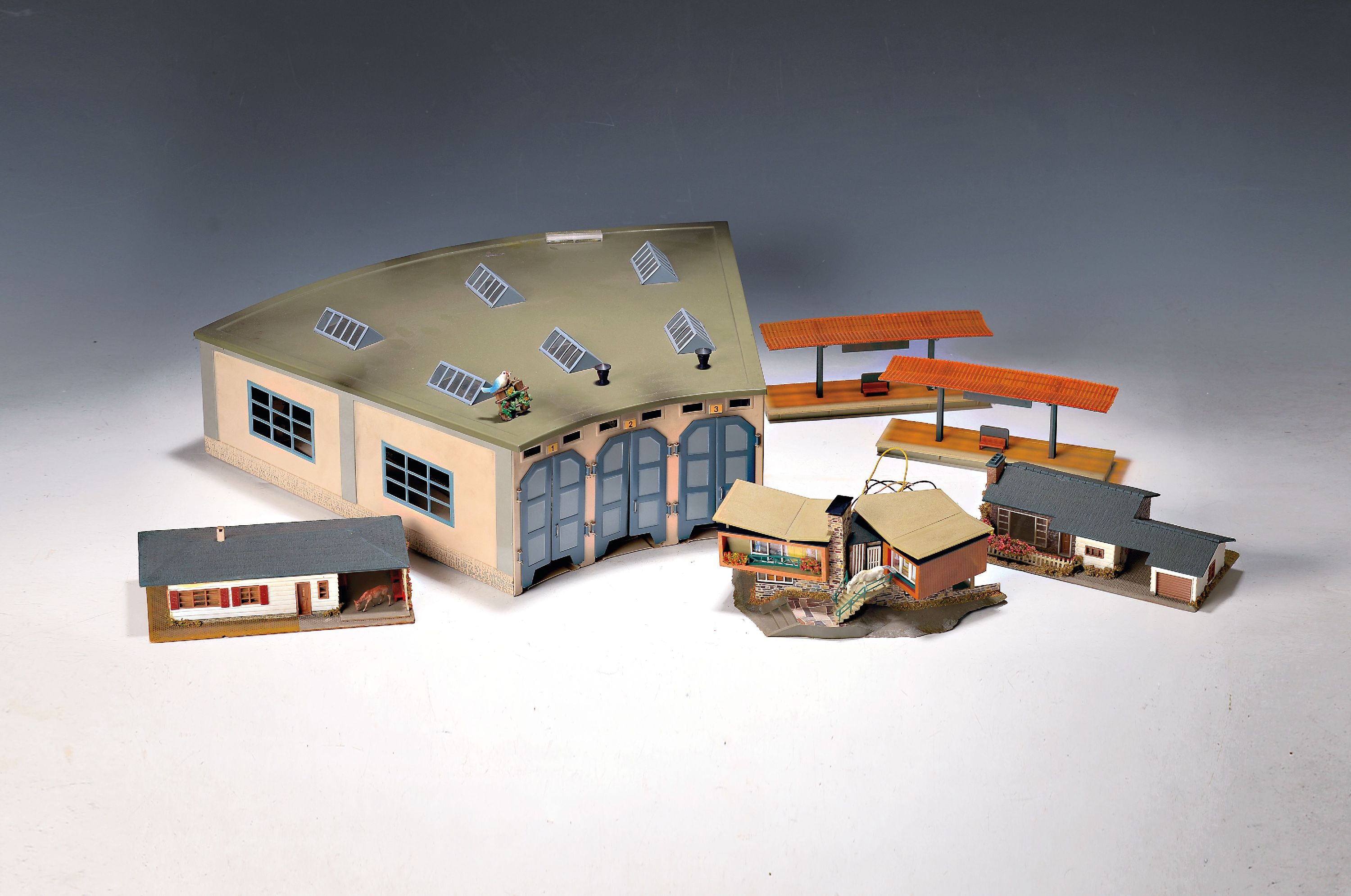 Image 27046435 - Großes Modellbaukonvolut aus Gebäuden und Landschaftselementen, überwiegend Faller, ...