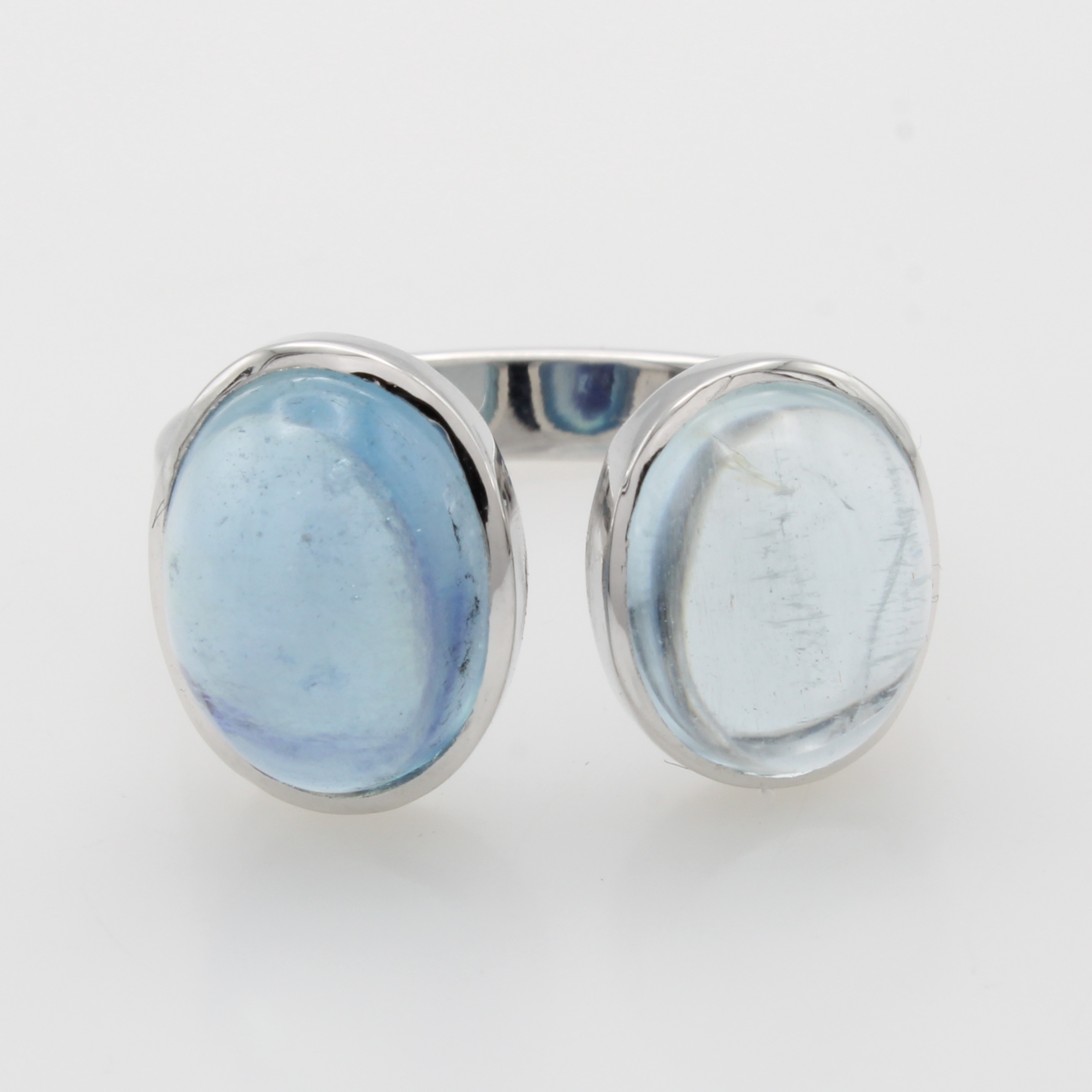 Image 27046448 - Ring mit Aquamarinen, WG 585/000, 2 ovale Aquamarincabochons zus. ca. 6.8 ct, offen ...