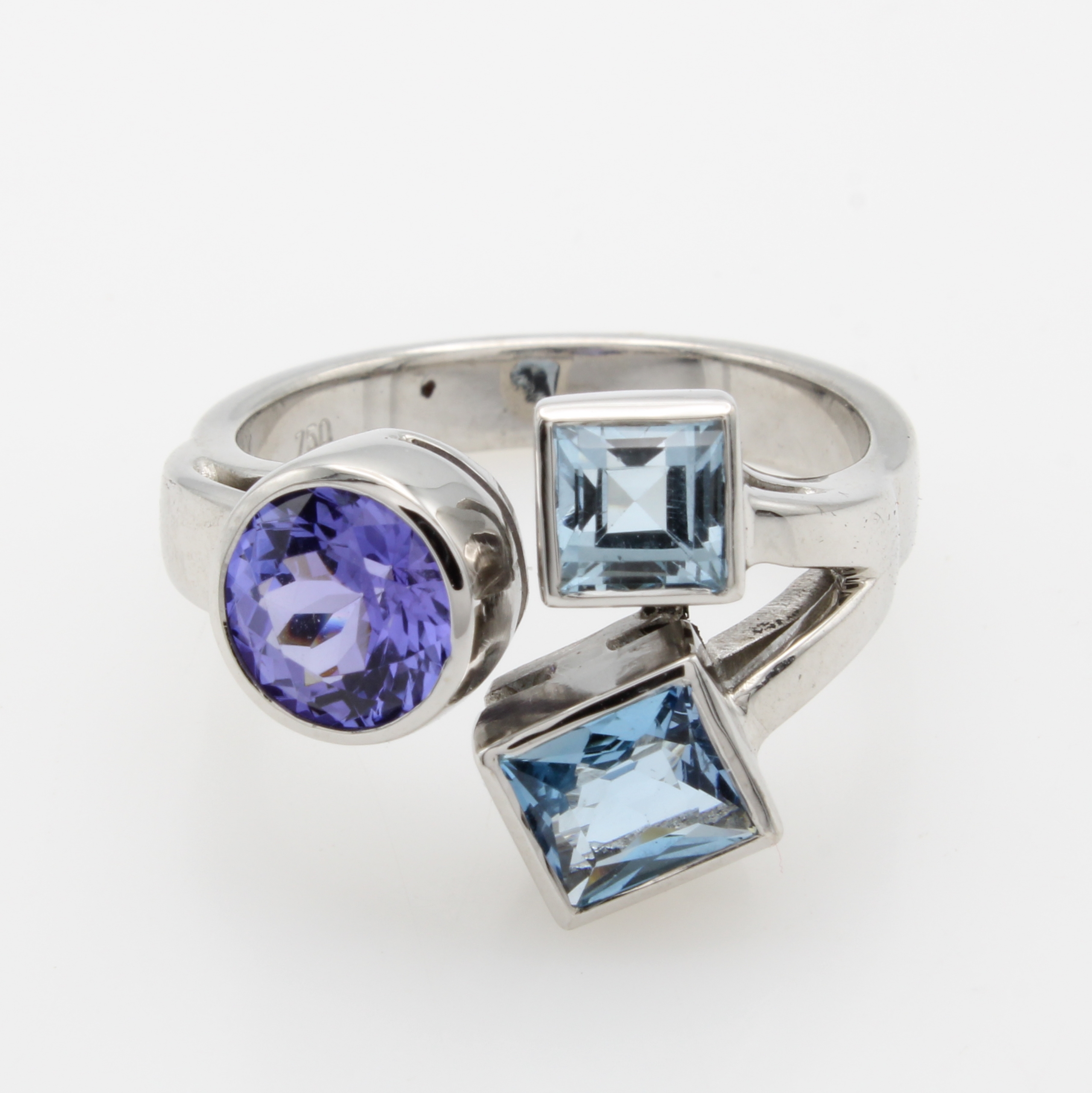 Image 27046465 - Ring mit Farbsteinen, WG 750/000, 2 carréef. Aquam. zus. ca. 1.21 ct, runder Tansanit ...