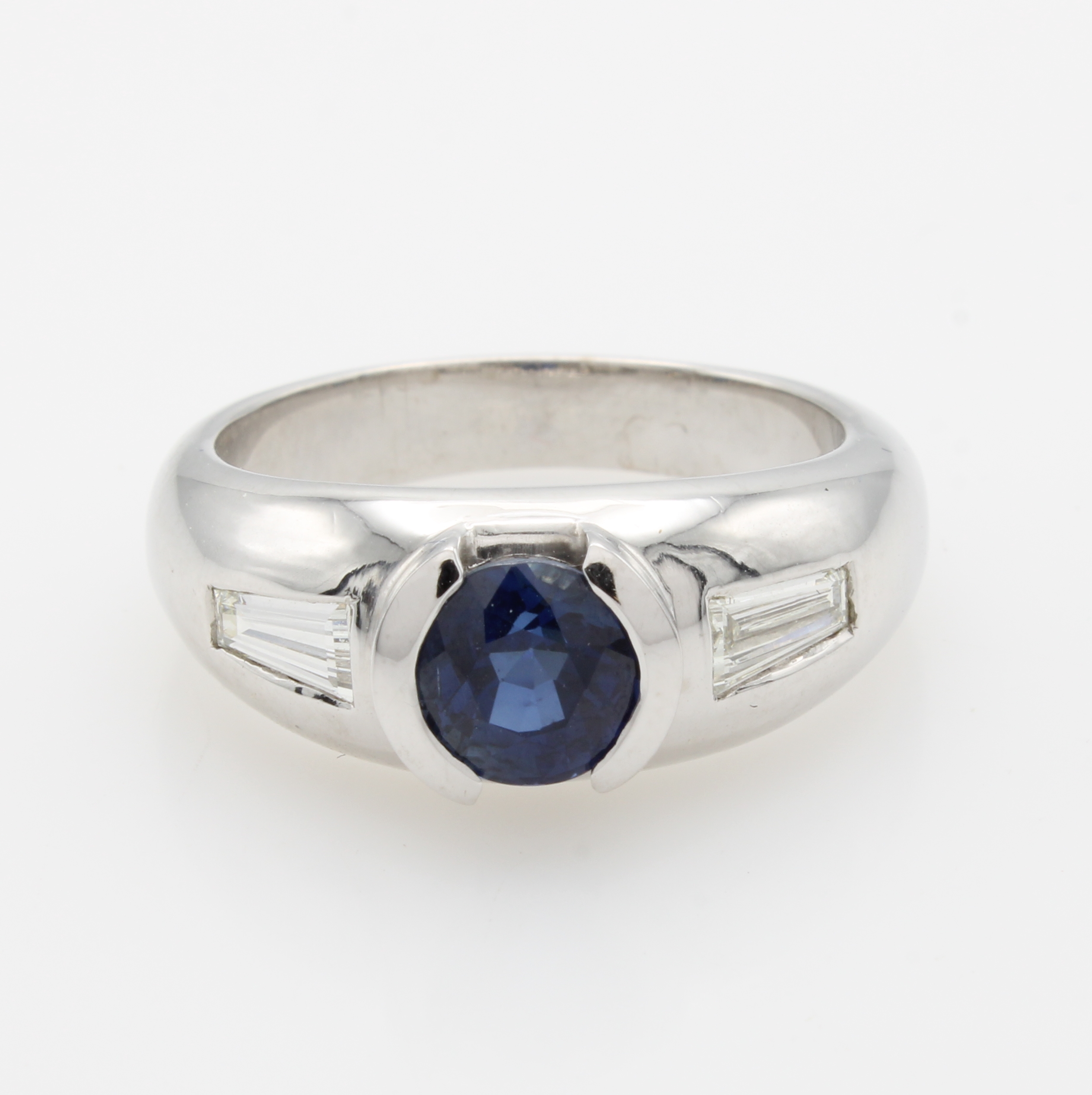 Image 27046466 - Ring mit Saphir und Diamanten, WG 750/000, Saphir ca. 1.7 ct, 2 Diam. im Trapezschliff ...