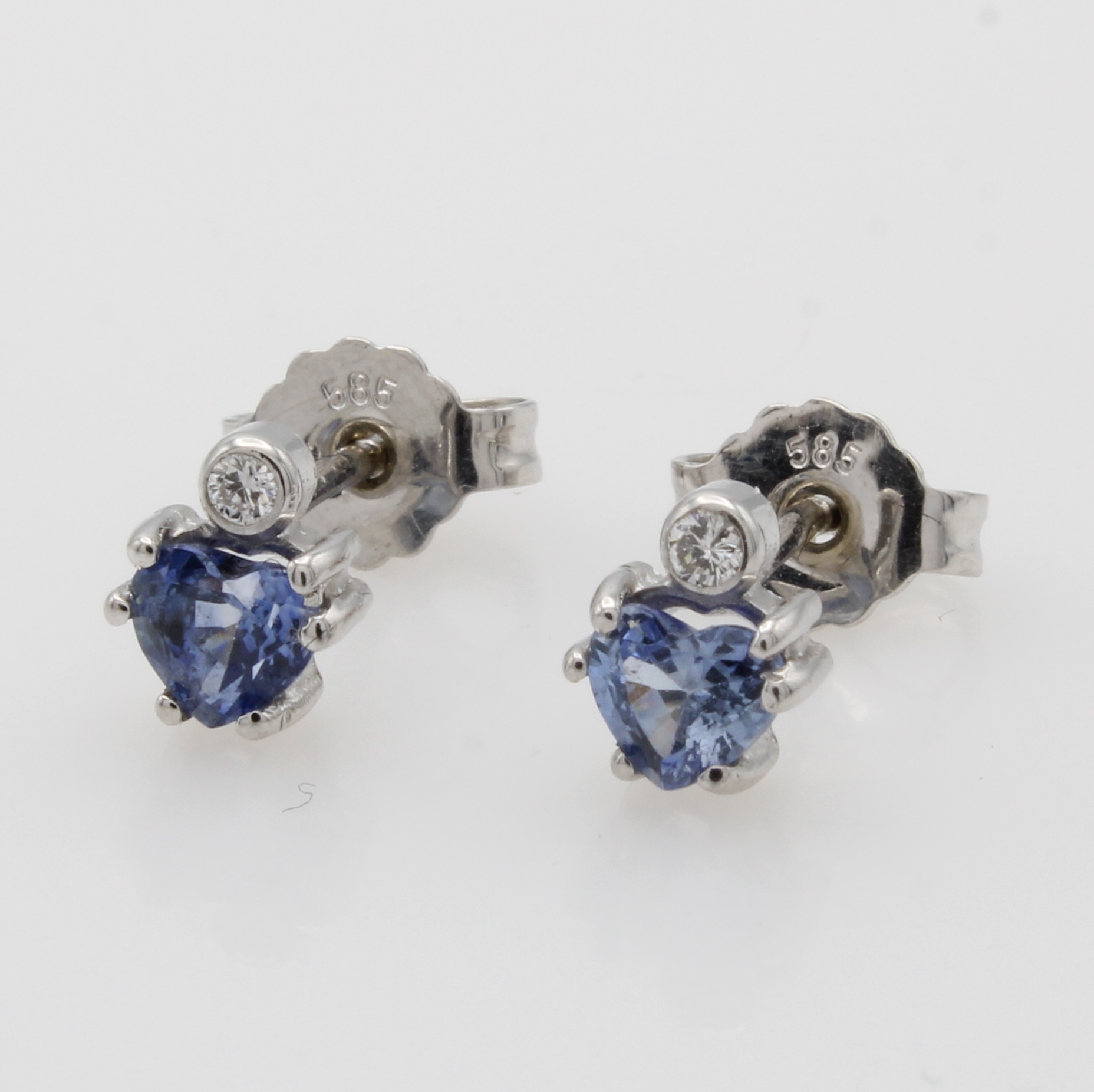 Image 27046474 - Paar Ohrstecker mit Saphiren und Brillanten, WG 585/000, 2 herzf. Saphire zus. ca, 0.75 ...