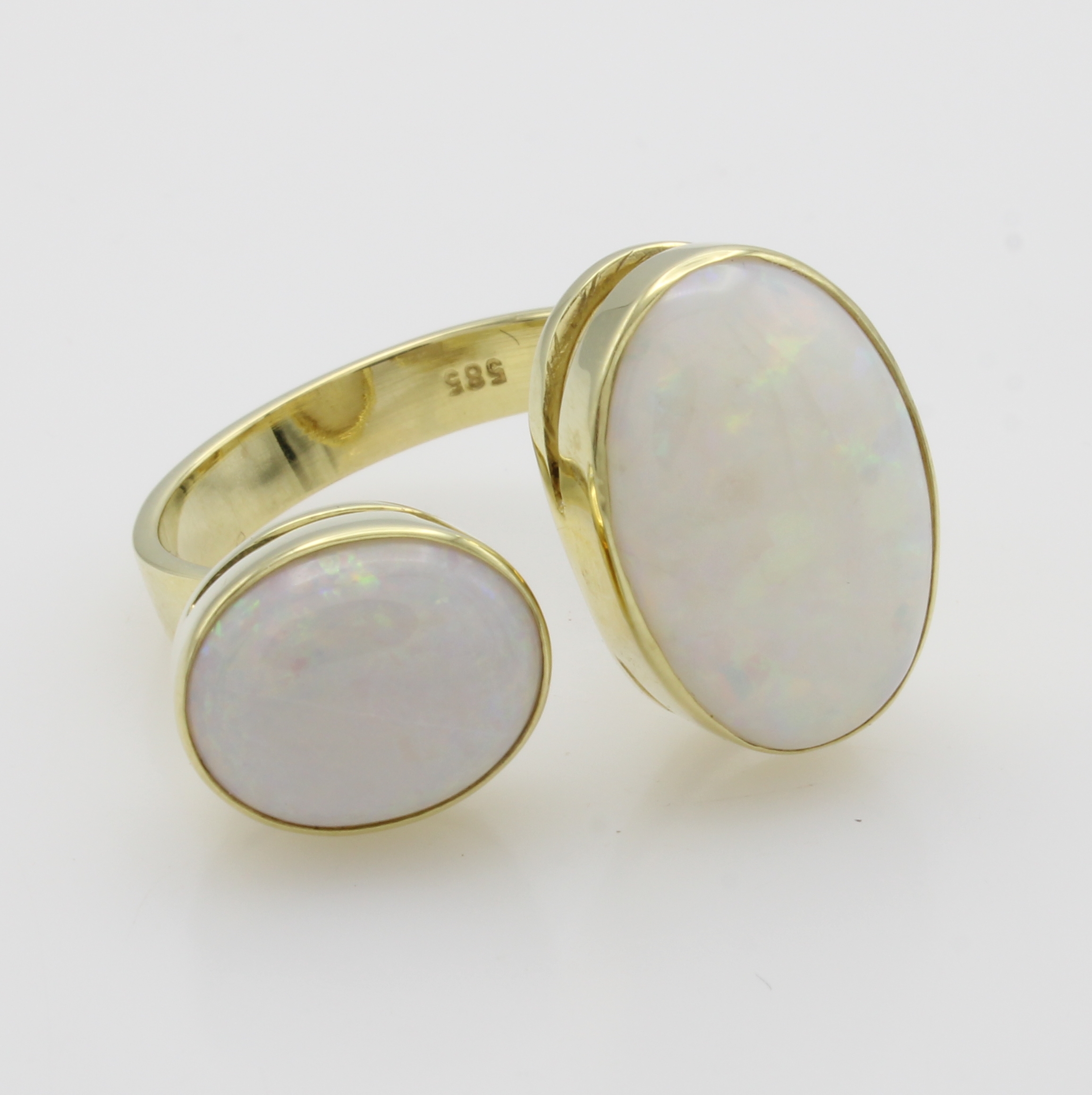 Image 27046482 - Ring mit Opalen, GG 585/000, 2 ovale Opale zus. ca. 7.4 ct, offen gearb., RW ca. 61 ...