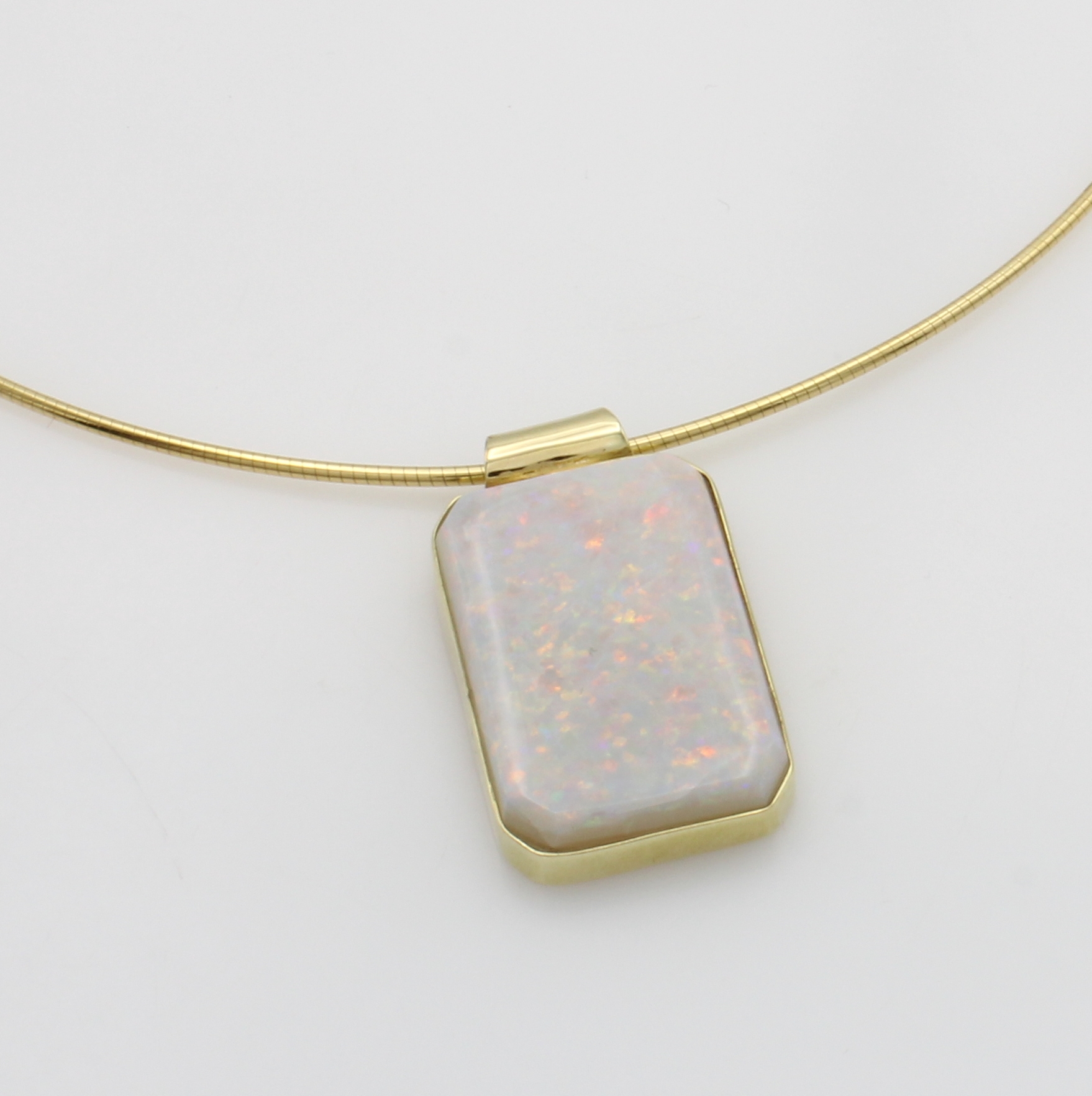 Image 27046497 - Anhänger mit Opal an Omegareif, GG 585/000, achteckiger Opal in glatter Fassung m. ...