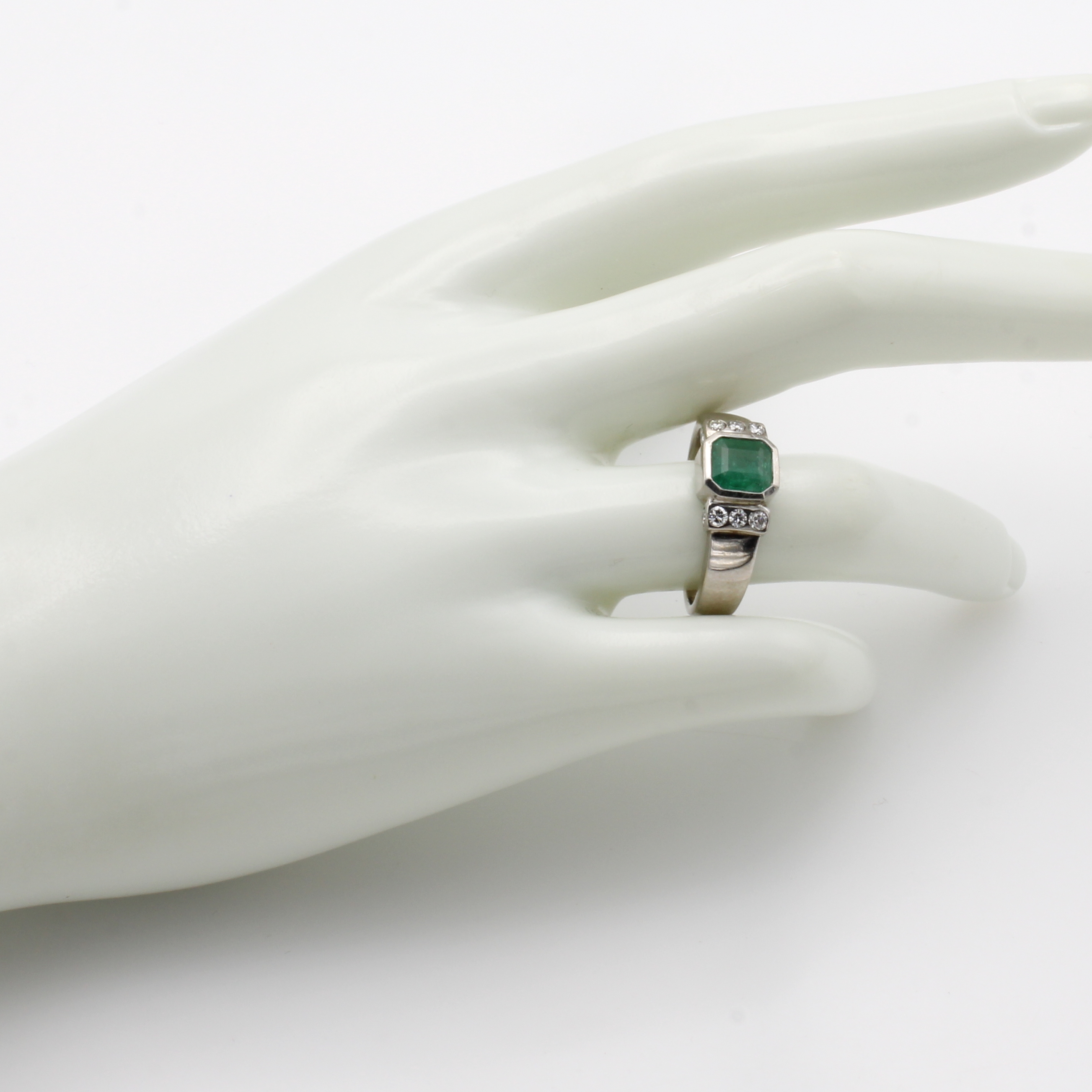 Image 27046498 - Ring mit Smaragd und Brillanten, WG 585/000, achteckiger Smaragd ca. 1.65 ct, 6 Brill. ...