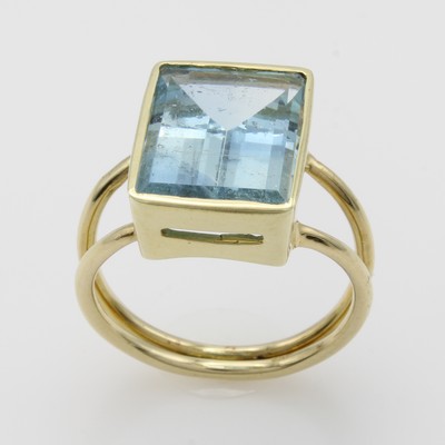 27046438a - Ring mit Aquamarin, GG 585/000, rechteckiger Aquam. ca. 6.8 ct, glatte Fassung, 2-rhg. ...