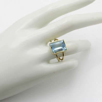 27046438b - Ring mit Aquamarin, GG 585/000, rechteckiger Aquam. ca. 6.8 ct, glatte Fassung, 2-rhg. ...