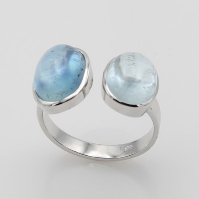 27046448a - Ring mit Aquamarinen, WG 585/000, 2 ovale Aquamarincabochons zus. ca. 6.8 ct, offen ...