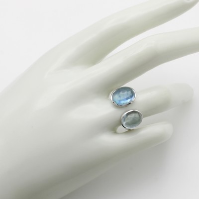 27046448b - Ring mit Aquamarinen, WG 585/000, 2 ovale Aquamarincabochons zus. ca. 6.8 ct, offen ...