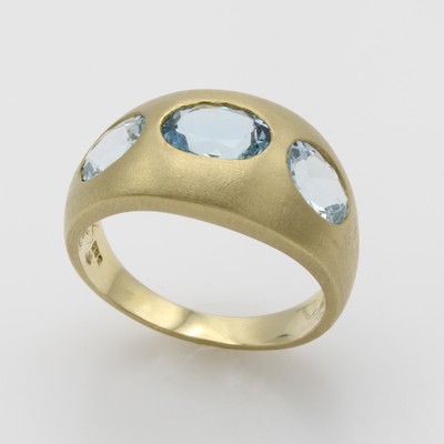 27046449a - Ring mit Aquamarinen, GG 585/000, z.T. matt., 3 ovale Aquam. zus. ca. 2.16 ct, RW ca. 58 ...
