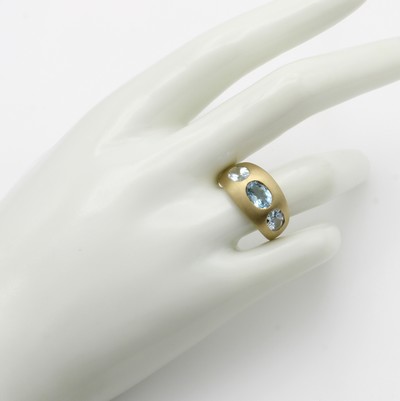 27046449b - Ring mit Aquamarinen, GG 585/000, z.T. matt., 3 ovale Aquam. zus. ca. 2.16 ct, RW ca. 58 ...