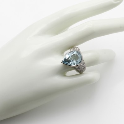 27046450b - Ring mit Aquamarin und Brillanten, WG 750/ 000, Aquamarintropfen ca. 8.2 ct, Brill. in ...