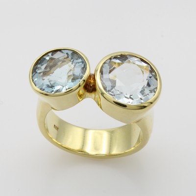 27046451a - Ring mit Aquamarinen, GG 585/000, 2 runde Aquam. zus. ca. 7.54 ct, RW ca. 57 ...