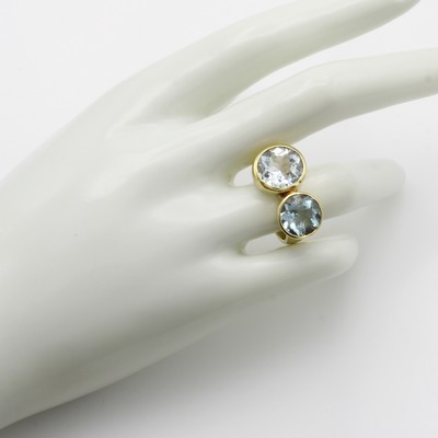 27046451b - Ring mit Aquamarinen, GG 585/000, 2 runde Aquam. zus. ca. 7.54 ct, RW ca. 57 ...