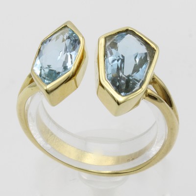 27046453a - Ring mit Aquamarinen, GG 585/000, 2 sechseckige Aquam. zus. ca. 2.7 ct, RW ca. 60 ...