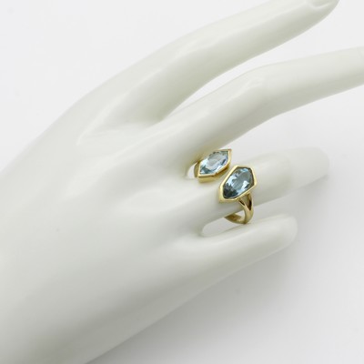 27046453b - Ring mit Aquamarinen, GG 585/000, 2 sechseckige Aquam. zus. ca. 2.7 ct, RW ca. 60 ...