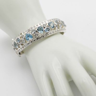 27046458a - Armreif mit Aquamarinen, 925er Silber, Aquam. in versch. Formen und Blautönen, Innenm. ...