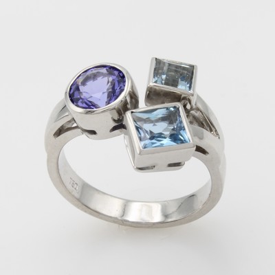 27046465a - Ring mit Farbsteinen, WG 750/000, 2 carréef. Aquam. zus. ca. 1.21 ct, runder Tansanit ...