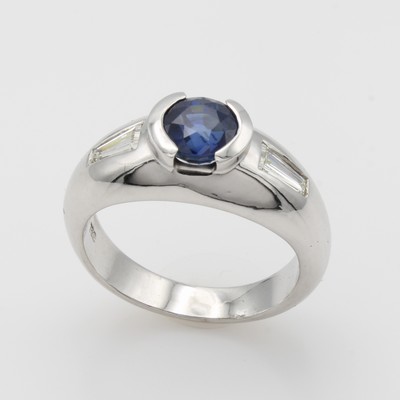 27046466a - Ring mit Saphir und Diamanten, WG 750/000, Saphir ca. 1.7 ct, 2 Diam. im Trapezschliff ...